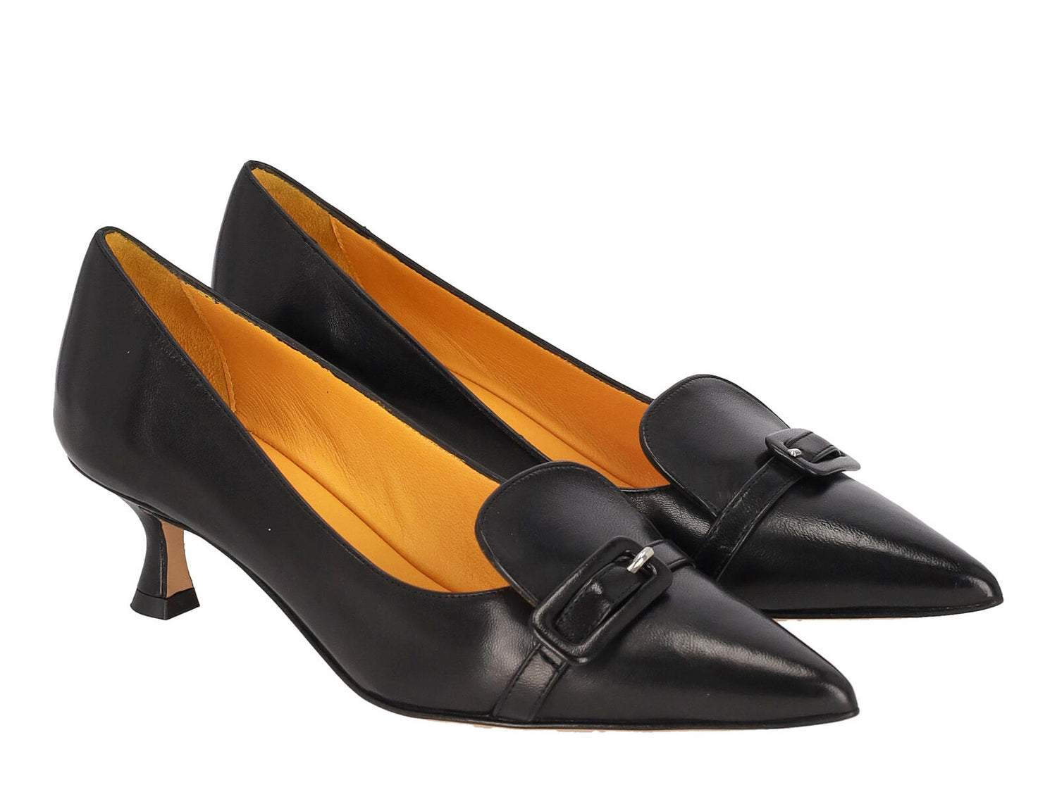 Decolletè in pelle con fibbia , tacco altezza 4 cm.