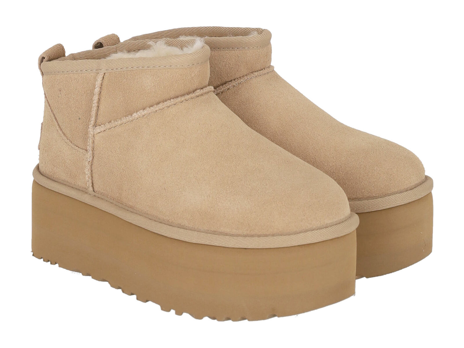 Stivaletto Ultra Mini Platform in camoscio con suola in gomma.